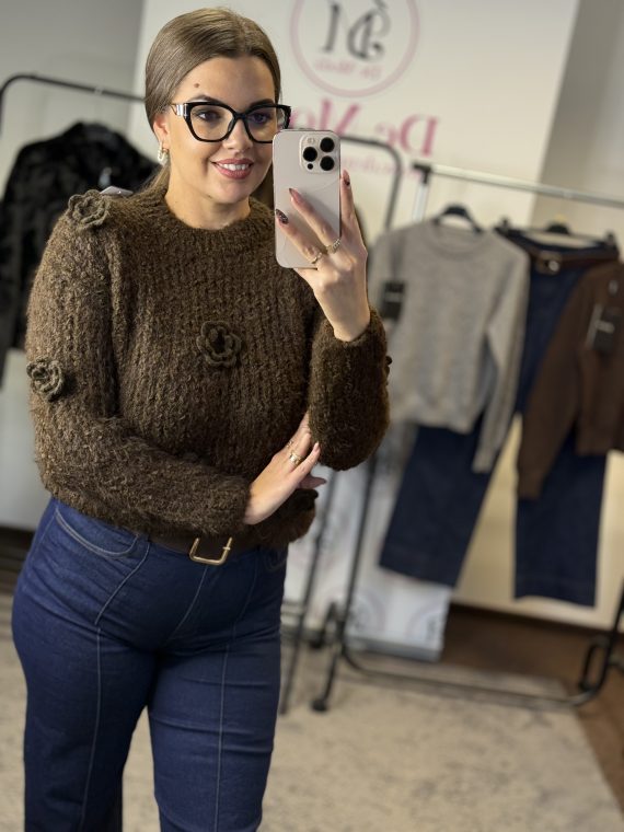 Vastag,rövid fazonú,színével megegyező virágmintás pulóver-csokibarna