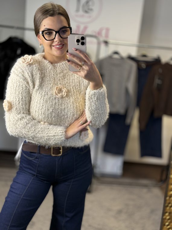 Vastag,rövid fazonú,színével megegyező virágmintás pulóver-világos bézs