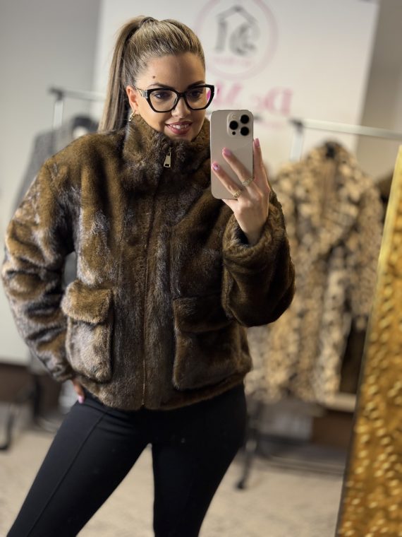 Rövid,elől zsebes bunda-barna