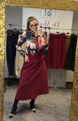 Bársony hatású,puha anyagú hosszú szoknya anyagával megegyező övvel-bordó