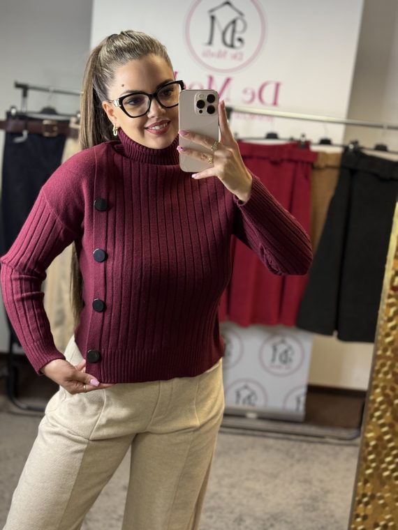 Oldalt gombos,kötött,puha anyagú garbós pulóver-bordó