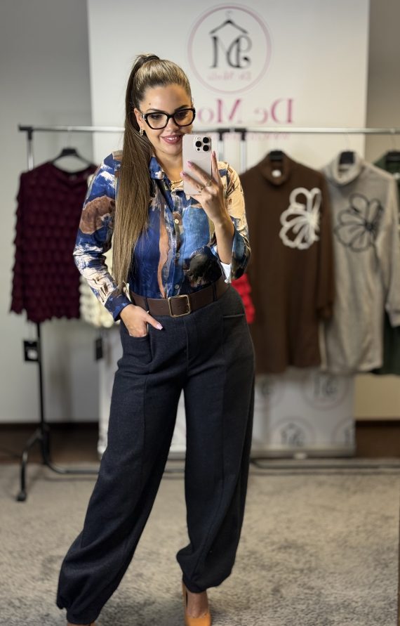 Puha anyagú,derekánál gumis,bokánál szűkített,laza fazonú nadrág,ajándék övvel-sötétkék