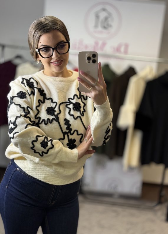 Hímzett mintás,hosszú ujjú ,kötött pulóver-fehér alapon fekete minta