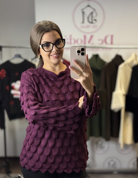 Különleges fazonú,kötött,puha anyagú,elasztikus,hosszított felső-bordó