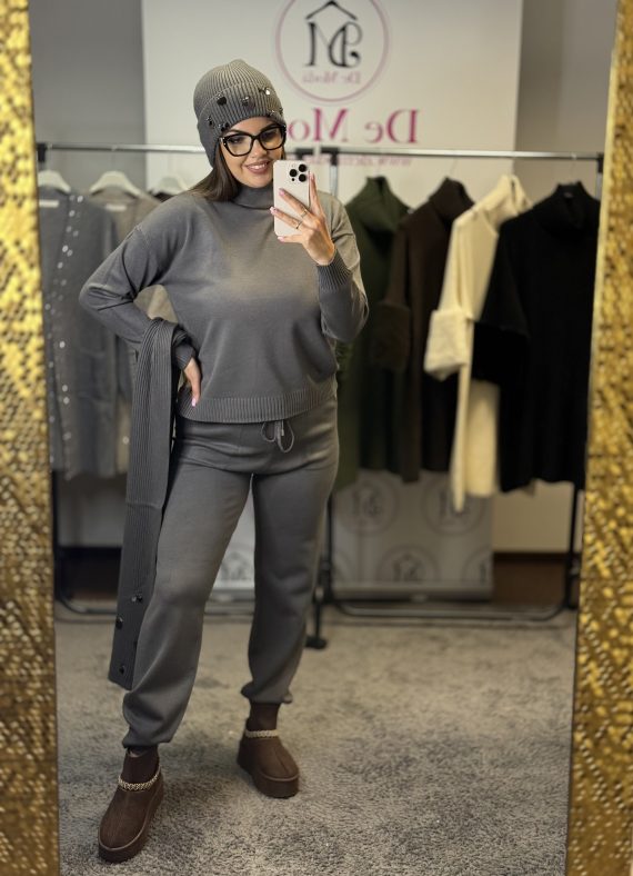 Pihe-puha anyagú,elasztikus melegítő szett sapkával és sállal-sötétszürke