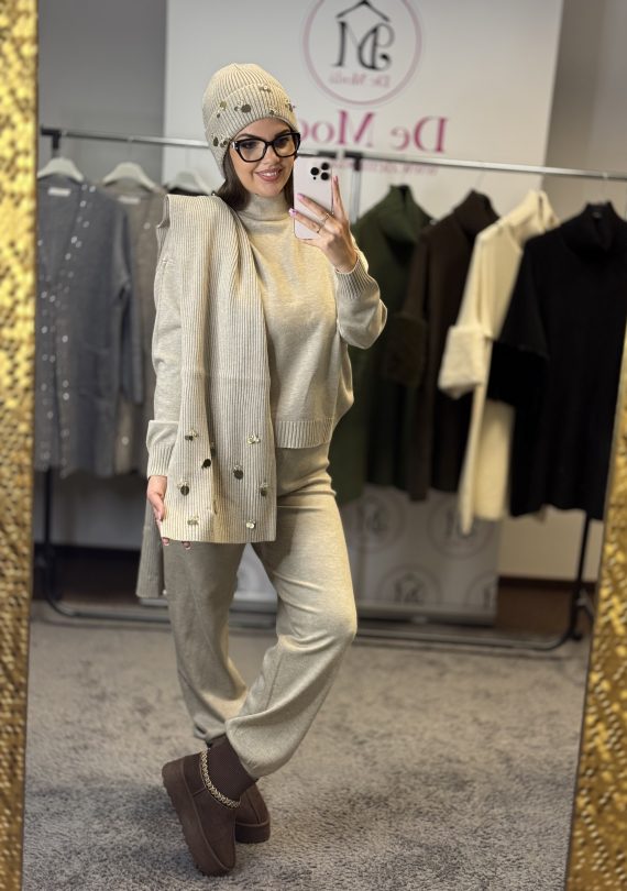 Pihe-puha anyagú,elasztikus melegítő szett sapkával és sállal-bézs