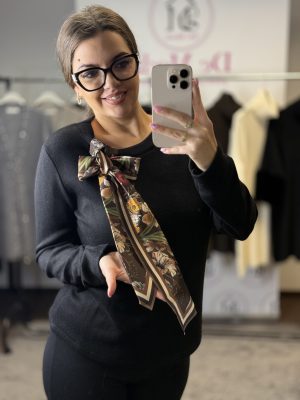 Puha anyagú,elasztikus felső nyakánál sállal-fekete