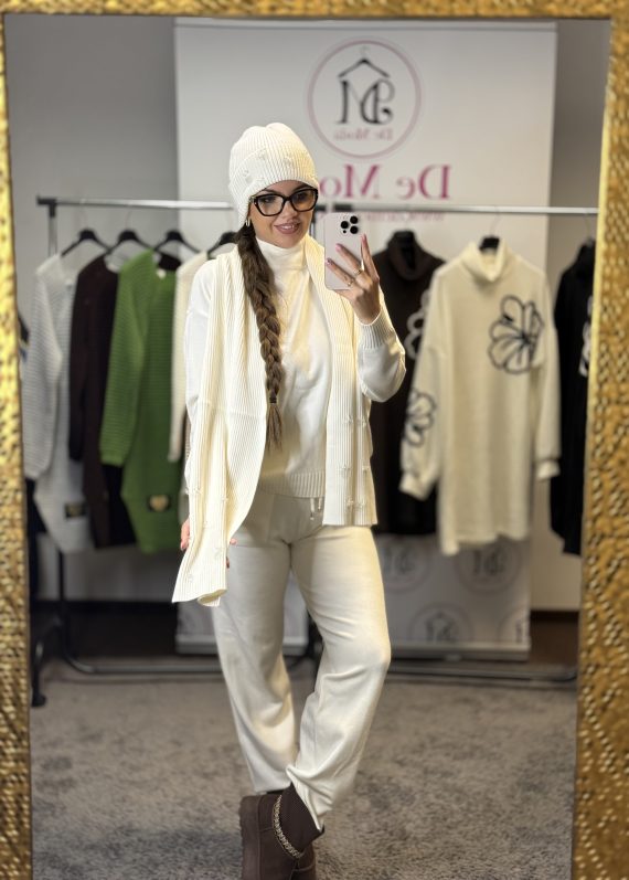 Pihe-puha anyagú,elasztikus melegítő szett sapkával és sállal-fehér