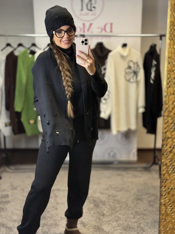 Pihe-puha anyagú,elasztikus melegítő szett sapkával és sállal-fekete