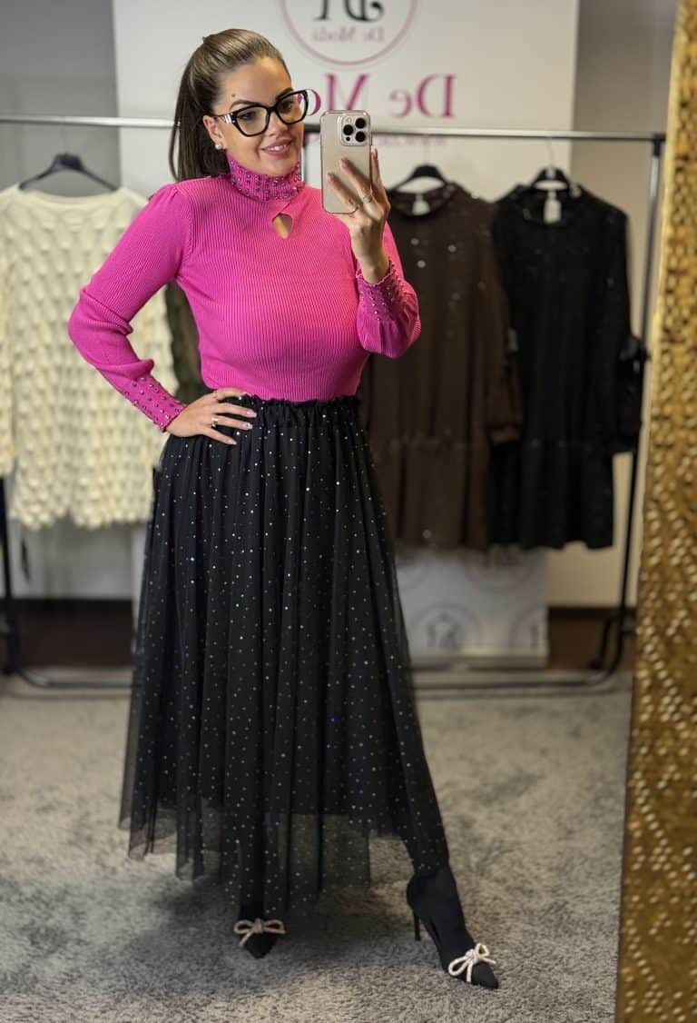 Női modell pink felsővel és fekete tüll szoknyával.