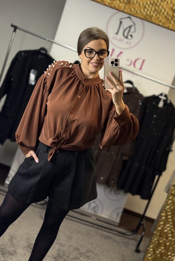 Vállánál gyöngyökkel díszített,buggyos ujjú ing-barna