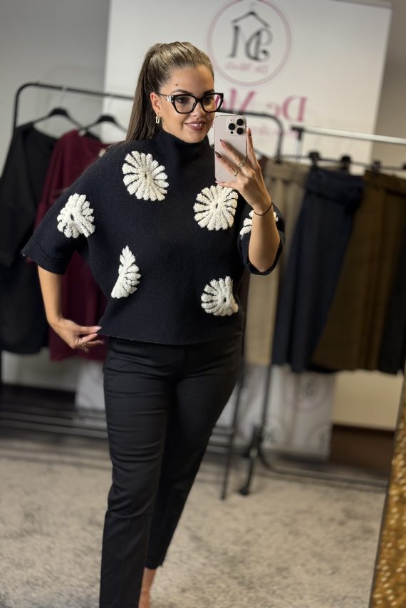 Kötött, meleg,denevér ujjú,bő fazonú garbós felső-fekete fehér virágmintával