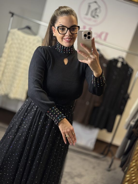 Ujjánál/nyakánál színes kövekkel díszített,elasztikus anyagú garbó-fekete