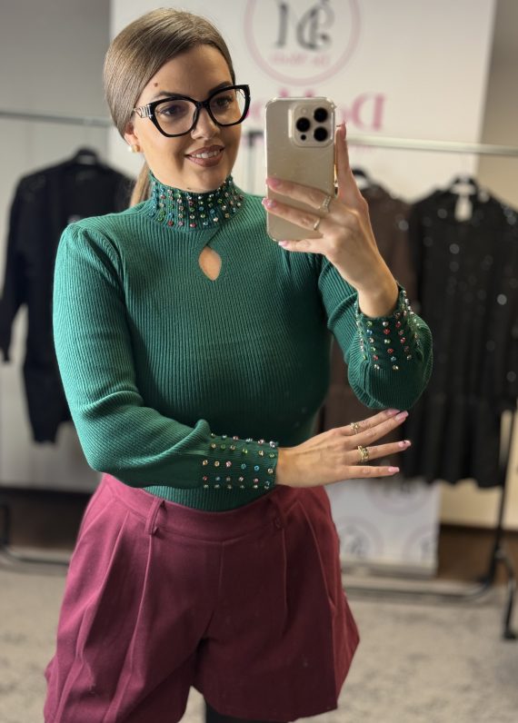 Ujjánál/nyakánál színes kövekkel díszített,elasztikus anyagú garbó-zöld