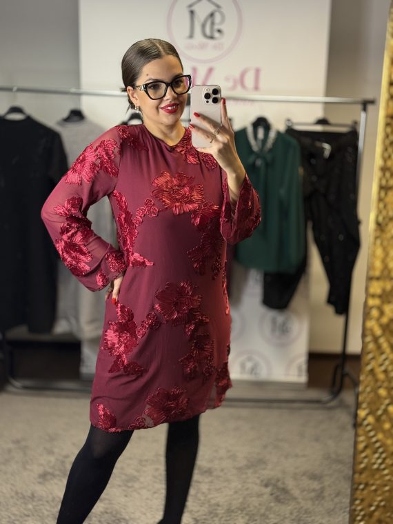 Virágokkal díszített,kétrétegű tüll ruha,hátul megköthető masnival-bordó