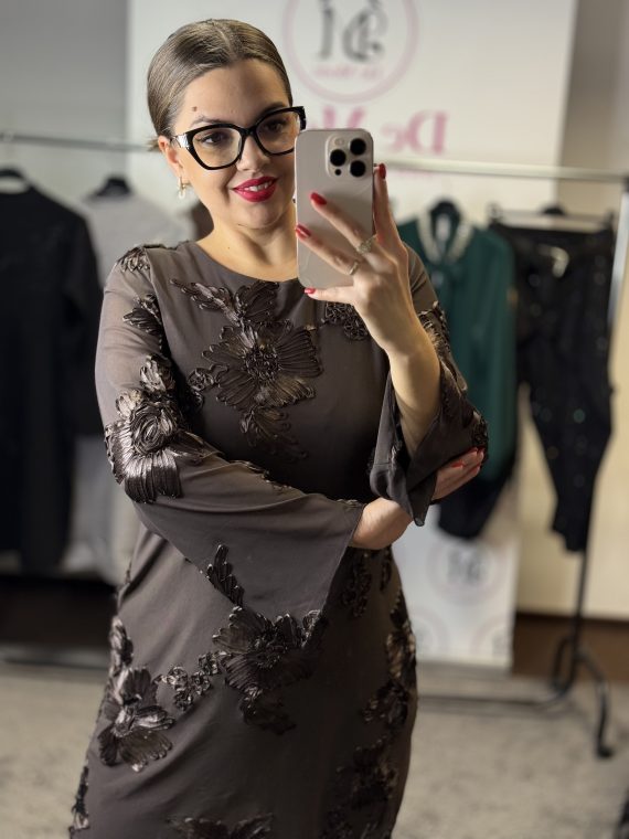 Virágokkal díszített,kétrétegű tüll ruha,hátul megköthető masnival-sötétbarna