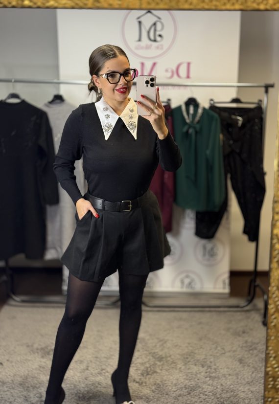 Rugalmas,puha anyagú galléros pulóver,strasszköves dísszel