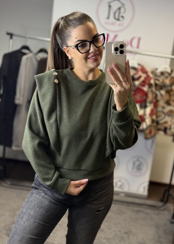 Vállánál fodros, arany színű gombokkal díszített,enyhén csillámos felső-keki