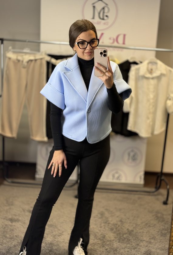 Galléros, elől gombos kiskabát-babakék