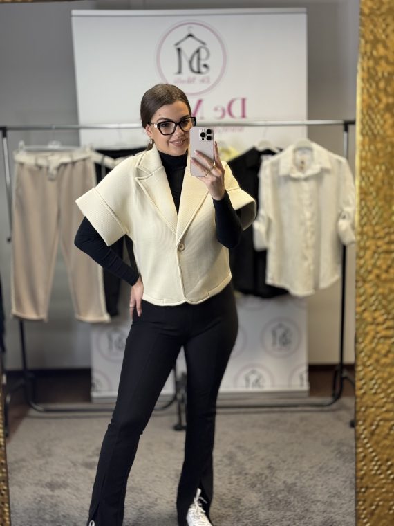 Galléros,elől gombos kiskabát-bézs