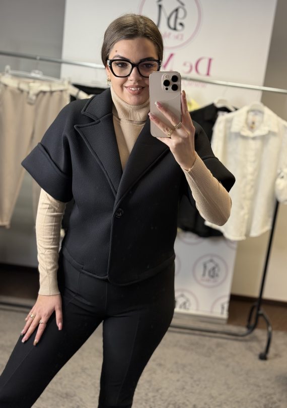 Galléros,elől gombos kiskabát-fekete