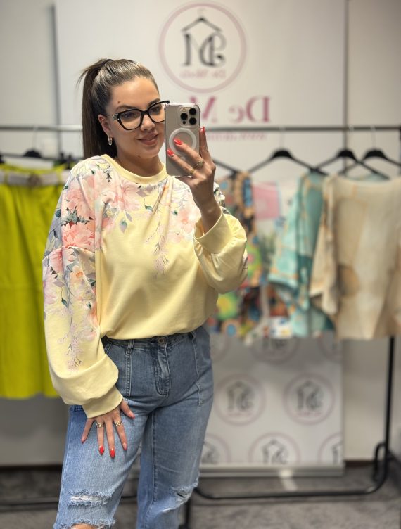 Rövid fazonú,puha anyagú,alul gumis,virágos pulóver-sárga alap