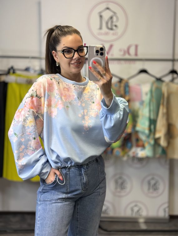 Rövid fazonú,puha anyagú,alul gumis,virágos pulóver-babakék alap