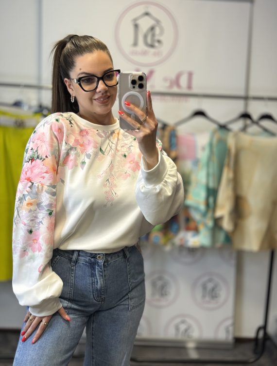 Rövid fazonú,puha anyagú,alul gumis,virágos pulóver-fehér alap