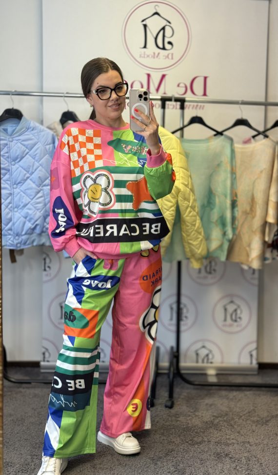 Nagyméretű,extravagáns,színes melegítő szett