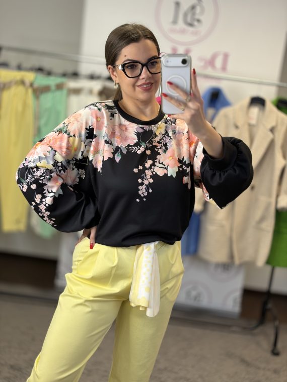 Rövid fazonú,puha anyagú,alul gumis,virágos pulóver-fekete alap