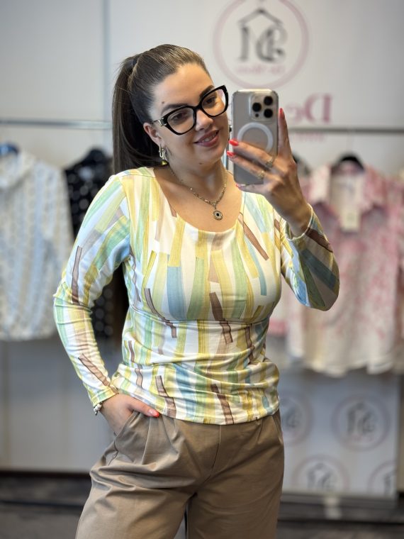 Elasztikus,puha anyagú,csíkos mintázatú felső-pasztell színek