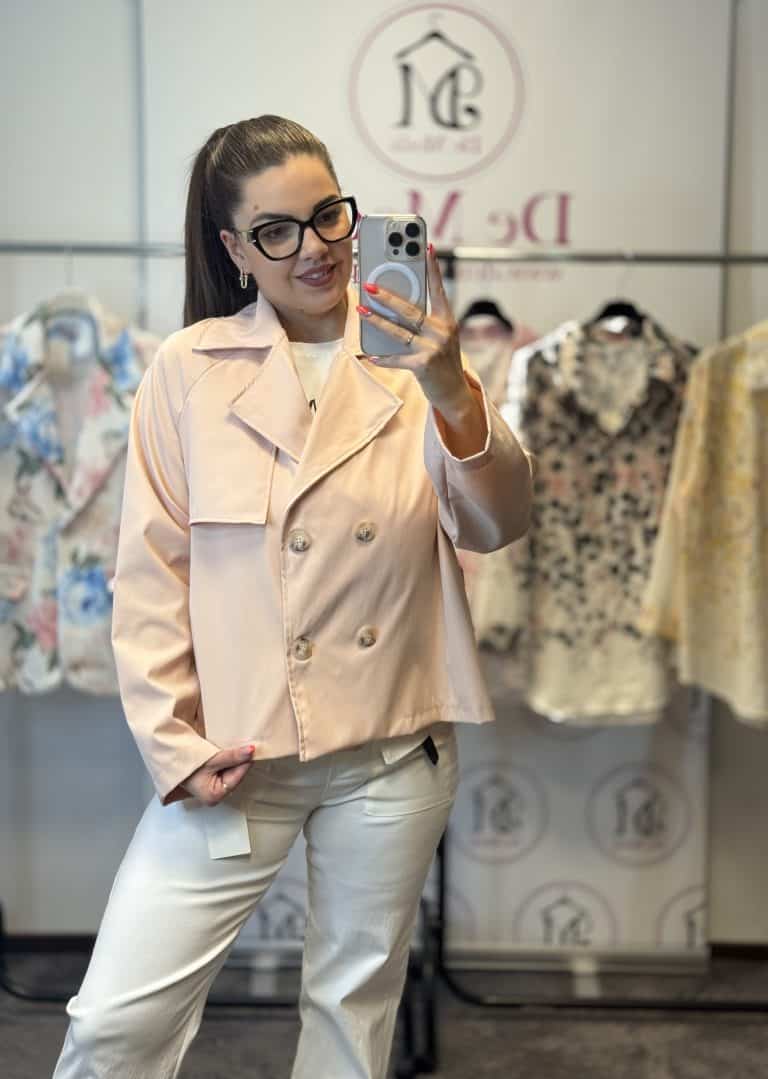 Női modell a divatüzletben, fényképez selfie-t.