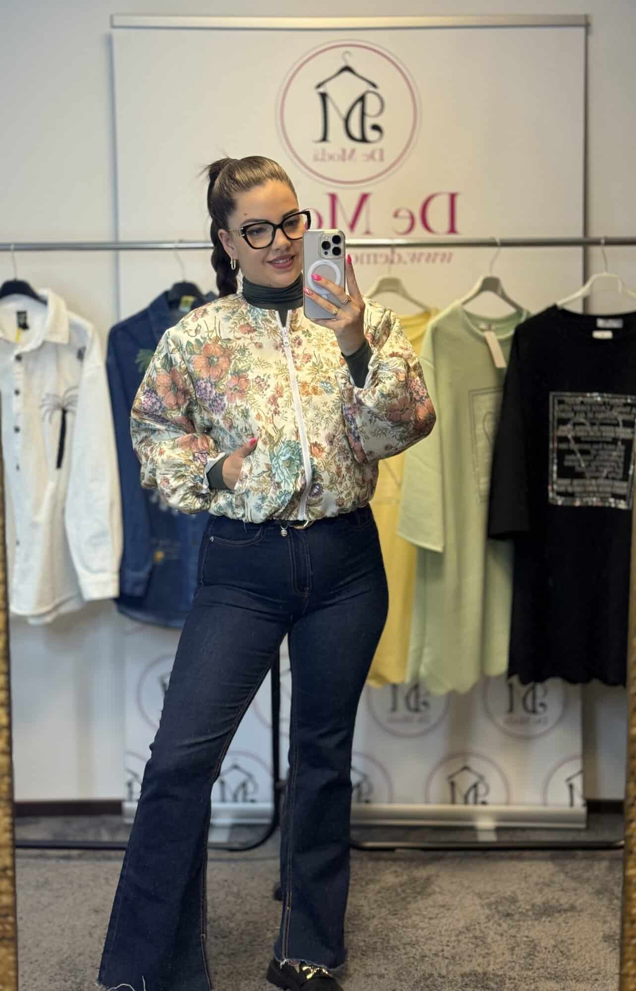Női modell vintage stílusú, vékony, rövid fazonú kiskabátot visel.