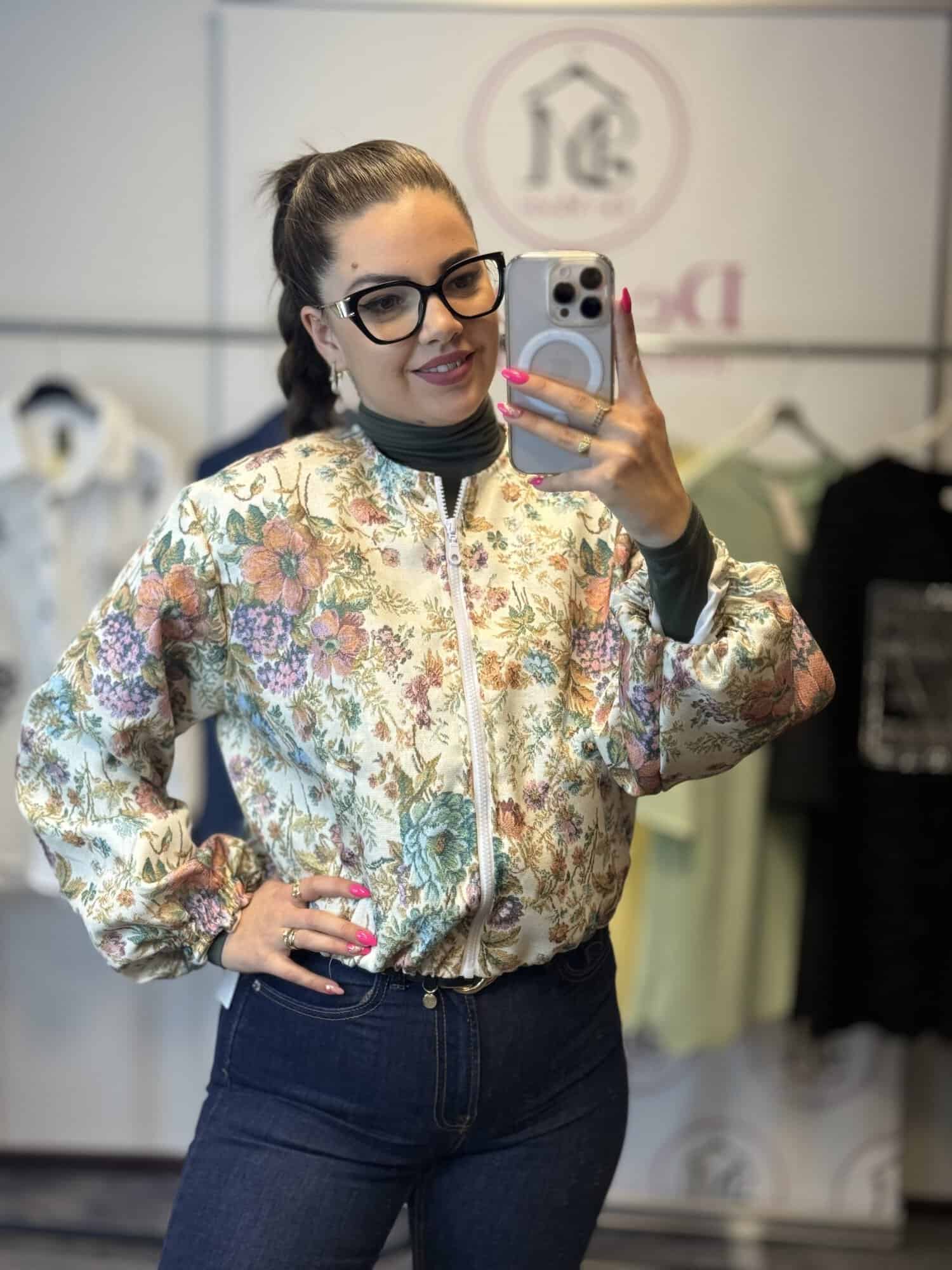 Női modell vintage stílusú kiskabátot visel, fényképez selfie-t.