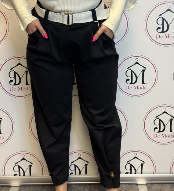 MOM fazonú,szárán gombos,elasztikus nadrág,hozzá tartozó övvel-fekete