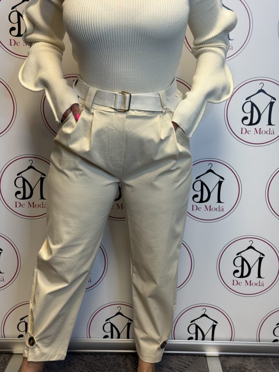 MOM fazonú,szárán gombos,elasztikus nadrág,hozzá tartozó övvel-bézs