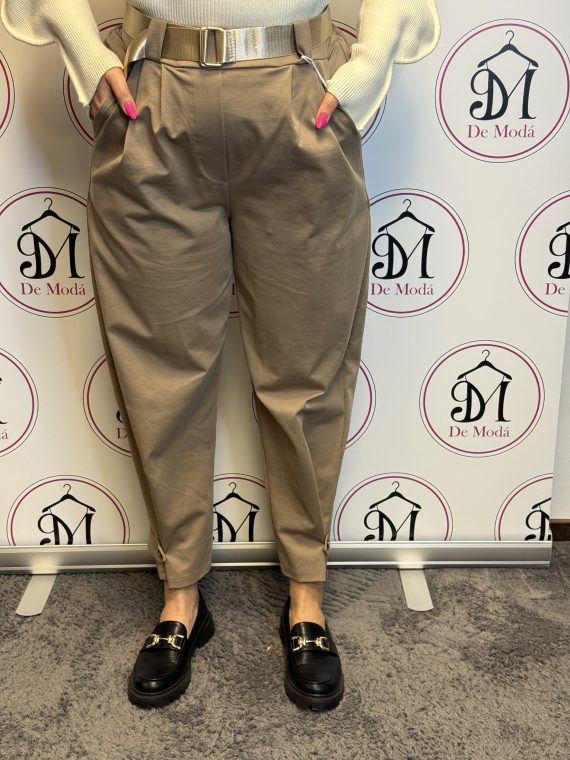 MOM fazonú,szárán gombos,elasztikus nadrág,hozzá tartozó övvel-barna