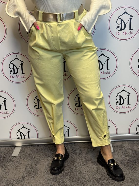 MOM fazonú,szárán gombos,elasztikus nadrág,hozzá tartozó övvel-sárga