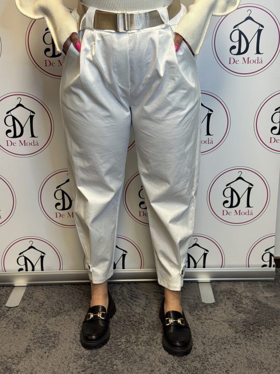 MOM fazonú,szárán gombos,elasztikus nadrág,hozzá tartozó övvel-fehér