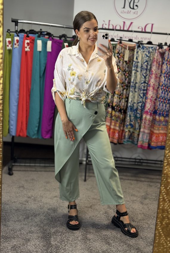 Különleges fazonú,oldalt gombos nadrág-pasztell zöld