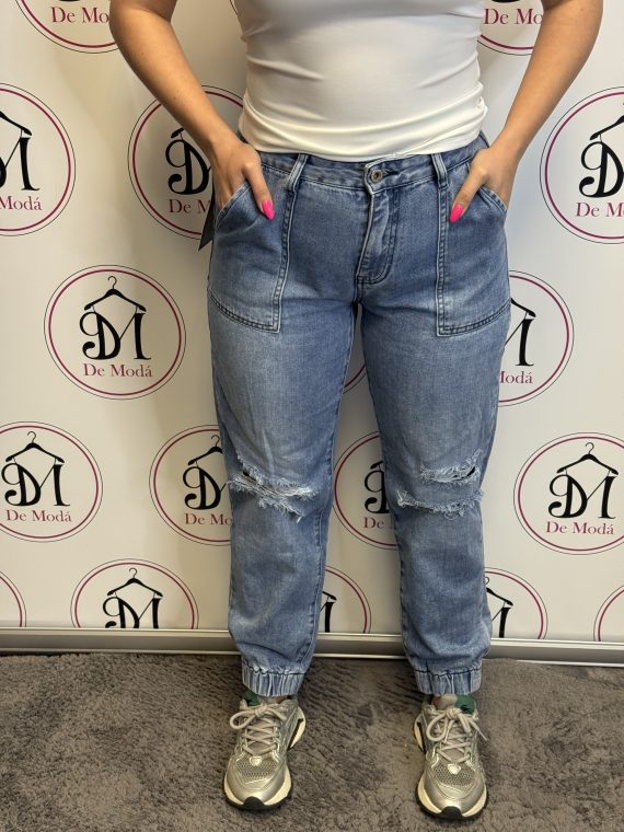 Magas derekú,bokánál gumis,elől szaggatott farmer