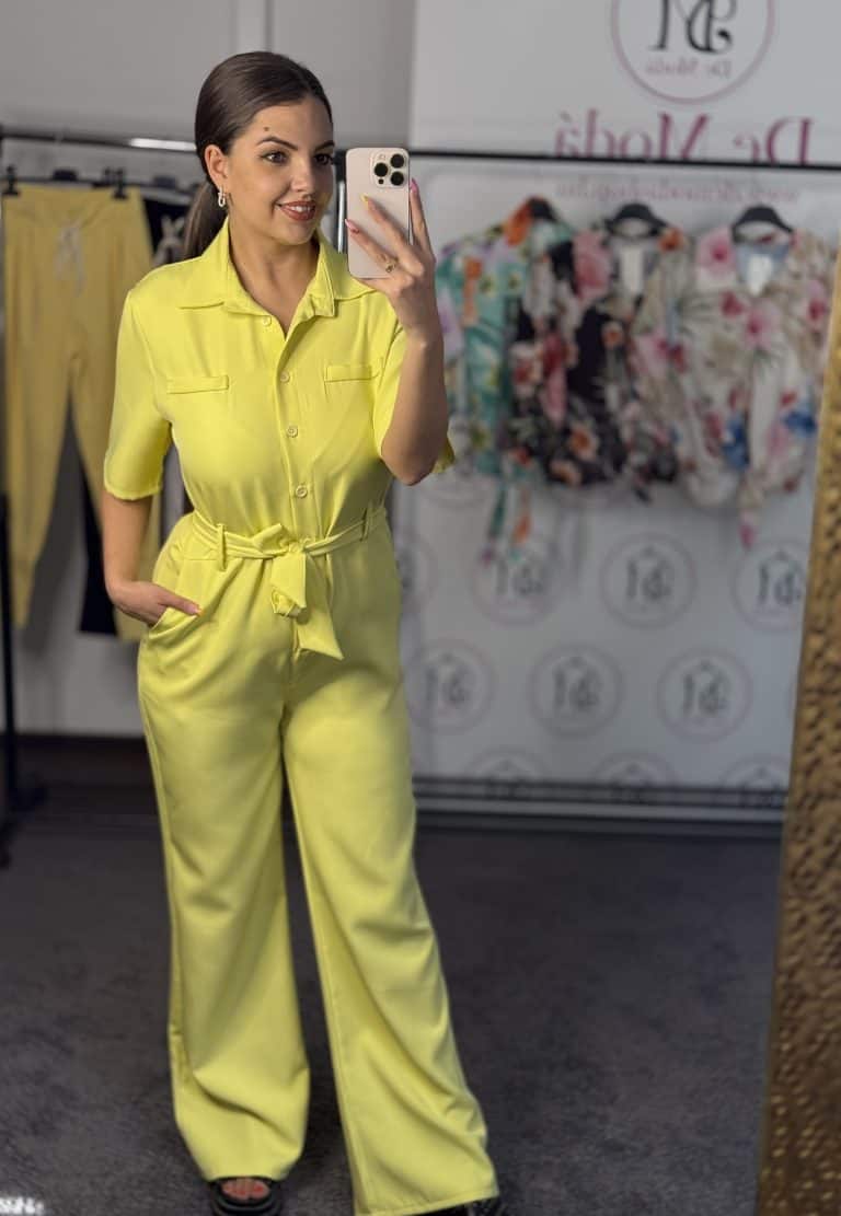 Női modell sárga overálban, a De Moda divatüzletben.