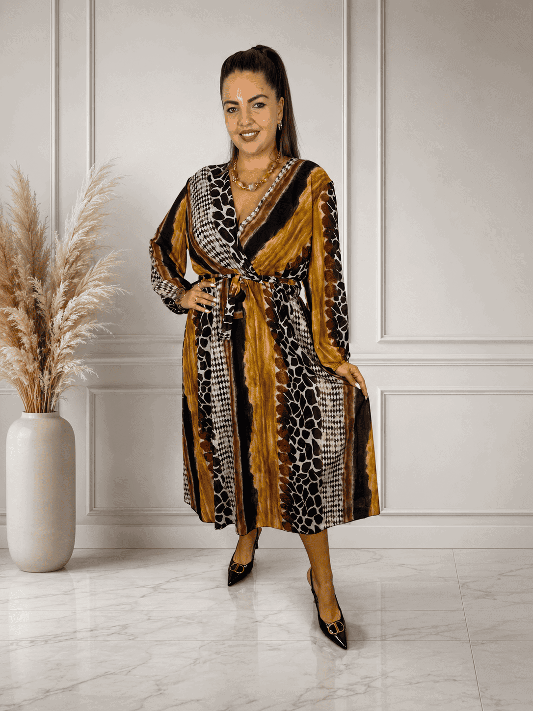 Női modell safari mintás maxi ruhában, elegáns és divatos megjelenés.