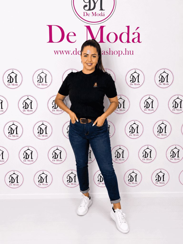 Női modell fekete pólóval és farmerrel a De Moda webáruházban.