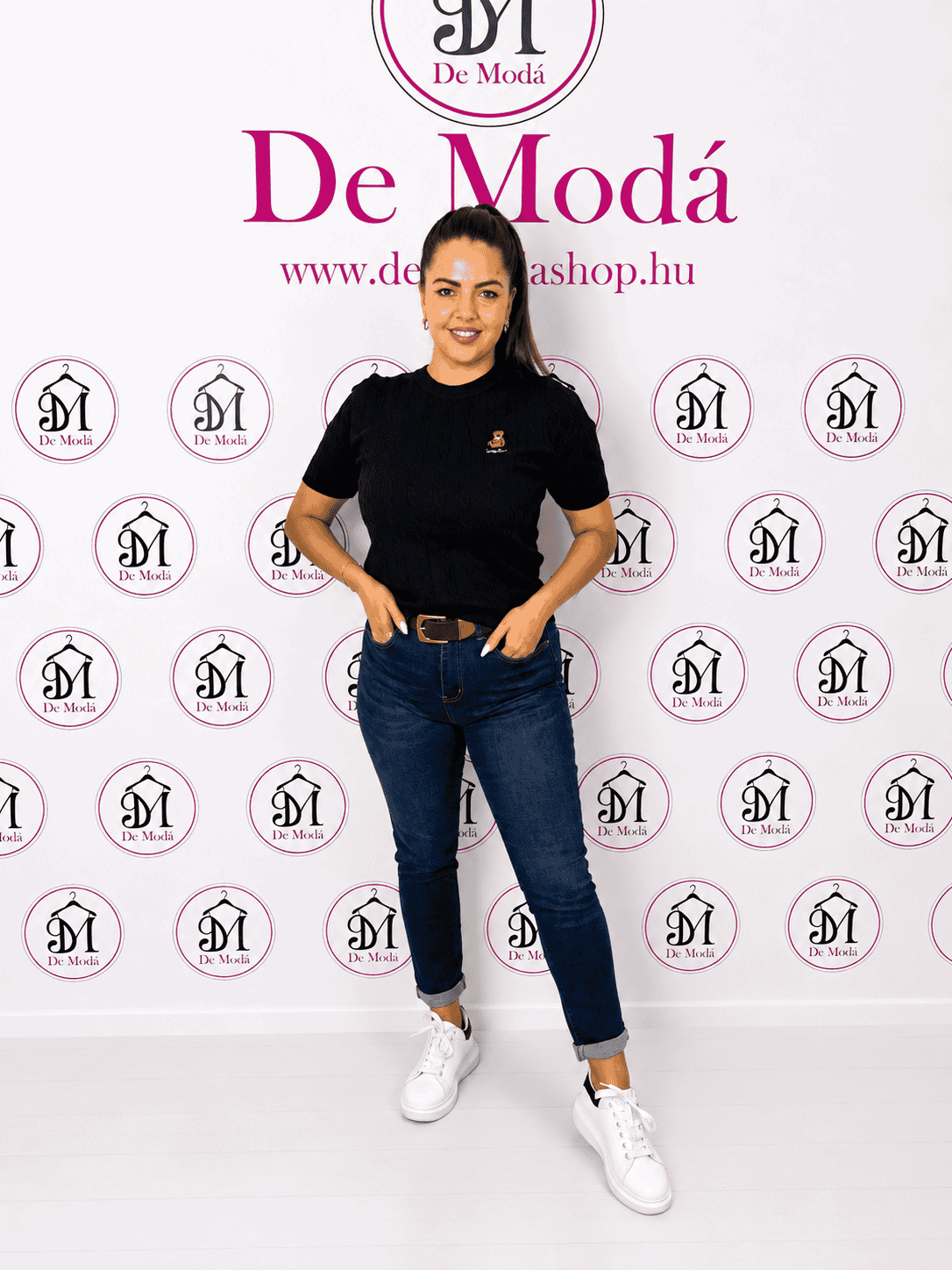 Női modell fekete pólóval és farmerrel a De Moda webáruházban.